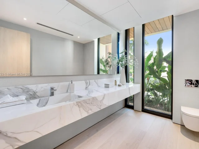 1061 N Venetian Dr, Miami FL 33139