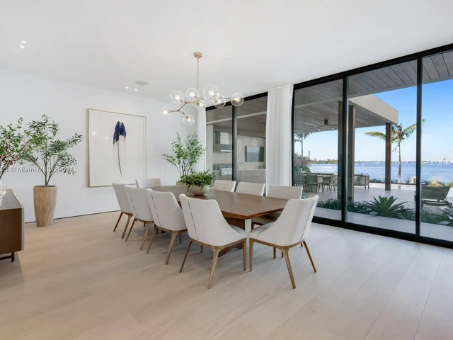 1061 N Venetian Dr, Miami FL 33139