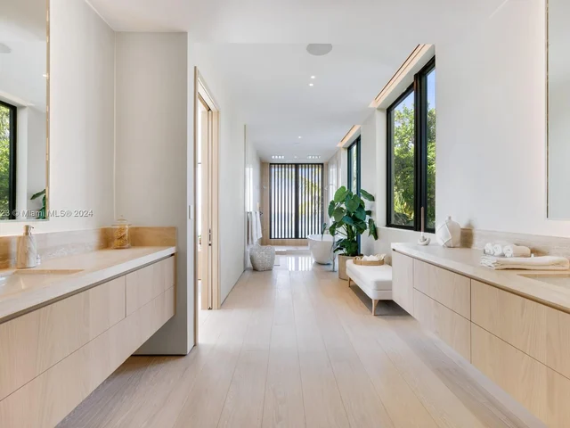 1061 N Venetian Dr, Miami FL 33139