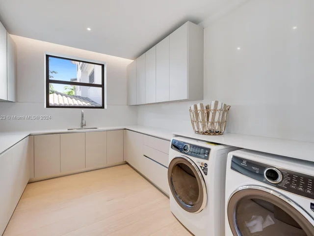 1061 N Venetian Dr, Miami FL 33139