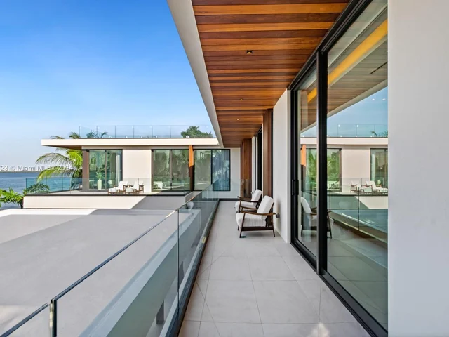 1061 N Venetian Dr, Miami FL 33139