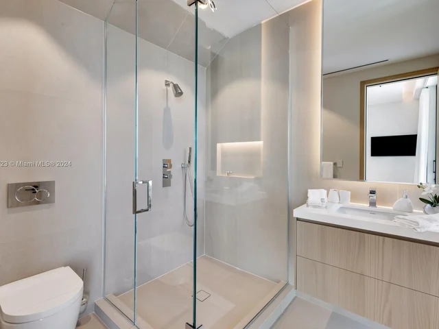 1061 N Venetian Dr, Miami FL 33139