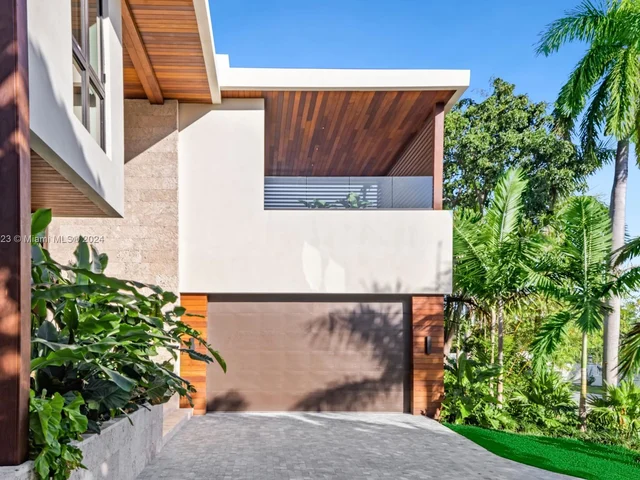 1061 N Venetian Dr, Miami FL 33139