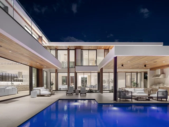 1061 N Venetian Dr, Miami FL 33139