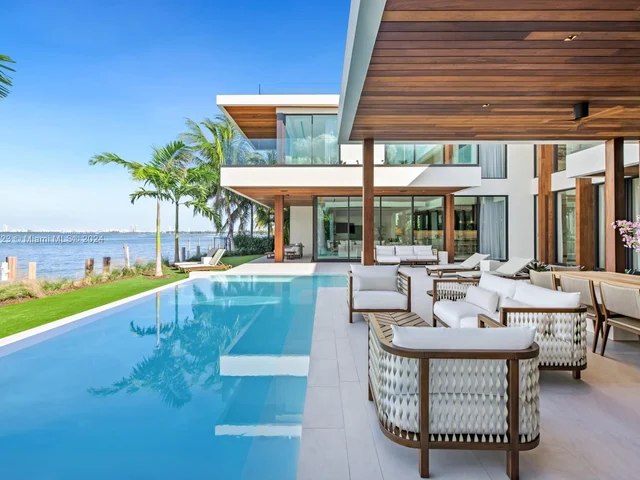 1061 N Venetian Dr, Miami FL 33139