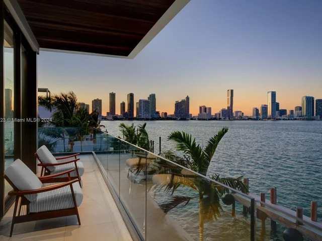 1061 N Venetian Dr, Miami FL 33139