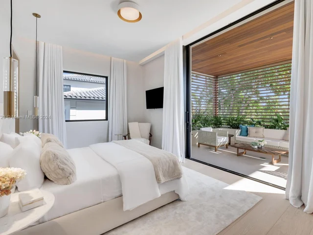 1061 N Venetian Dr, Miami FL 33139