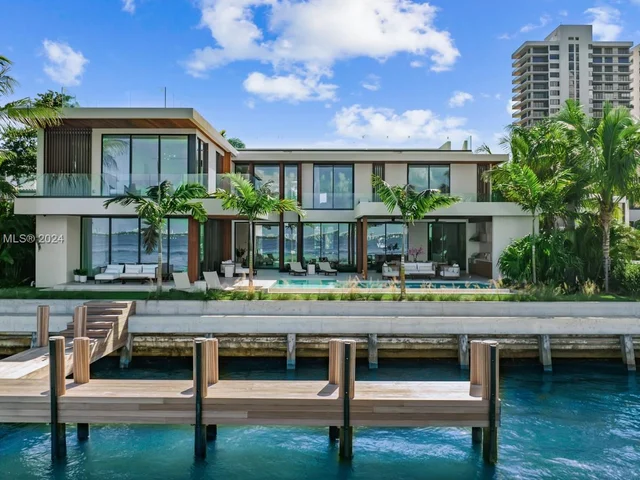 1061 N Venetian Dr, Miami FL 33139