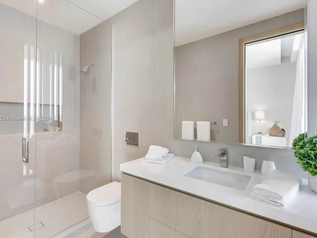 1061 N Venetian Dr, Miami FL 33139