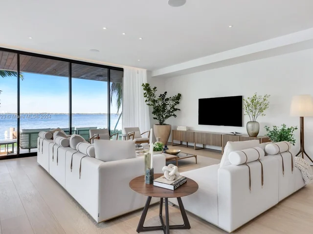 1061 N Venetian Dr, Miami FL 33139