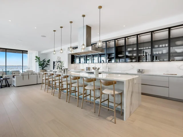 1061 N Venetian Dr, Miami FL 33139