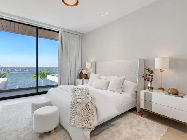 1061 N Venetian Dr, Miami FL 33139