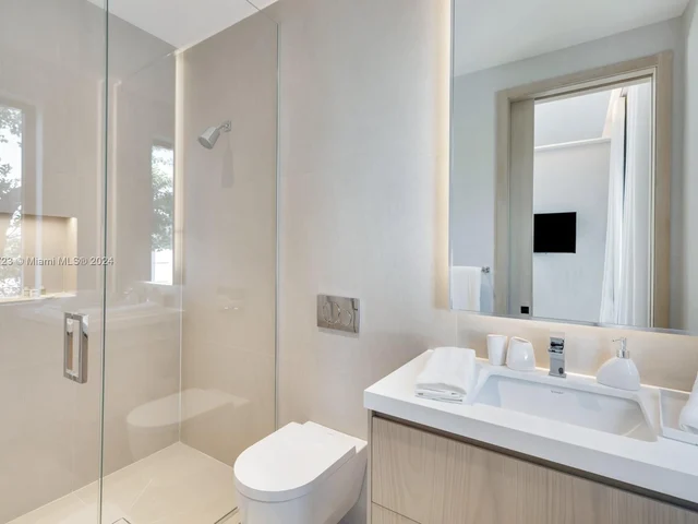 1061 N Venetian Dr, Miami FL 33139