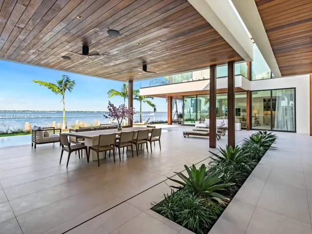 1061 N Venetian Dr, Miami FL 33139