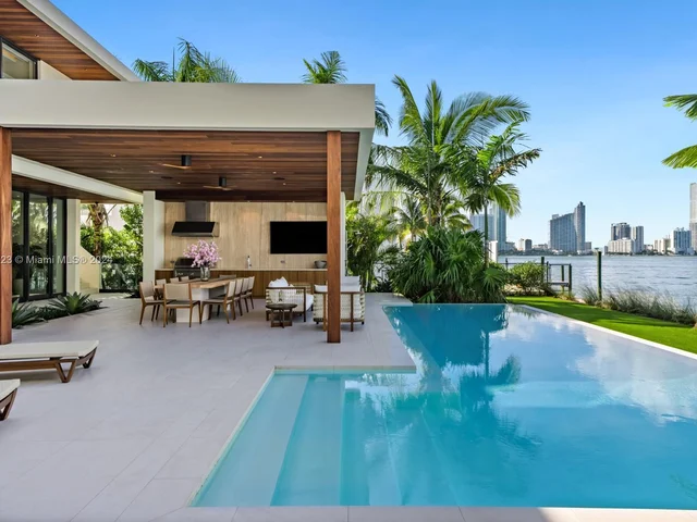 1061 N Venetian Dr, Miami FL 33139