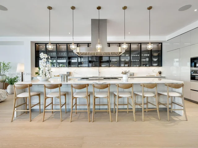 1061 N Venetian Dr, Miami FL 33139