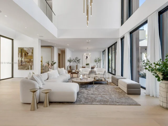 1061 N Venetian Dr, Miami FL 33139