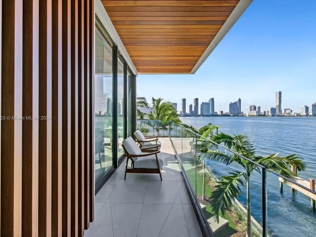 1061 N Venetian Dr, Miami FL 33139