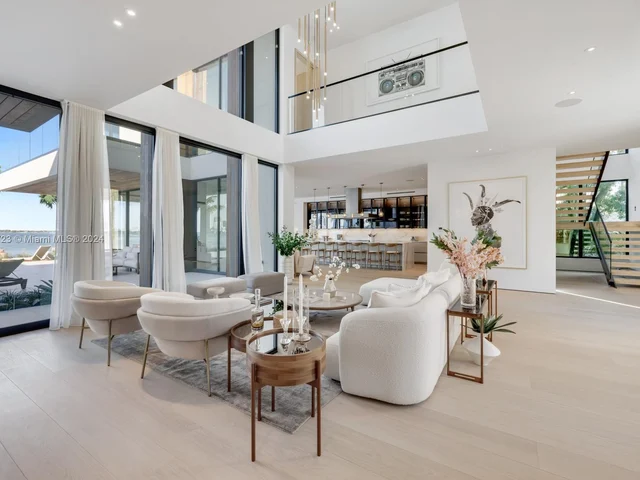 1061 N Venetian Dr, Miami FL 33139