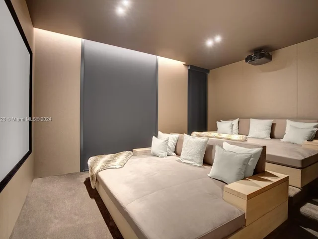 1061 N Venetian Dr, Miami FL 33139