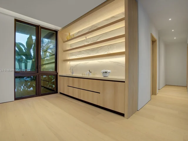 1061 N Venetian Dr, Miami FL 33139