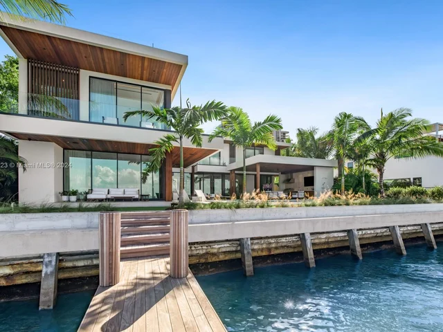 1061 N Venetian Dr, Miami FL 33139