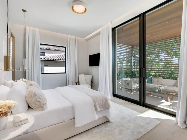 1061 N Venetian Dr, Miami FL 33139