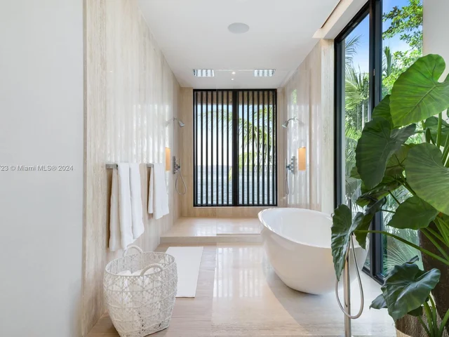 1061 N Venetian Dr, Miami FL 33139