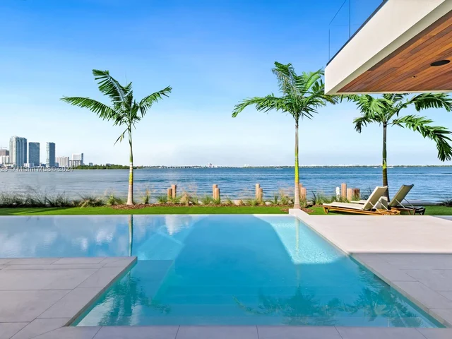 1061 N Venetian Dr, Miami FL 33139