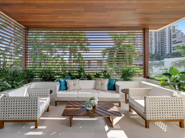 1061 N Venetian Dr, Miami FL 33139