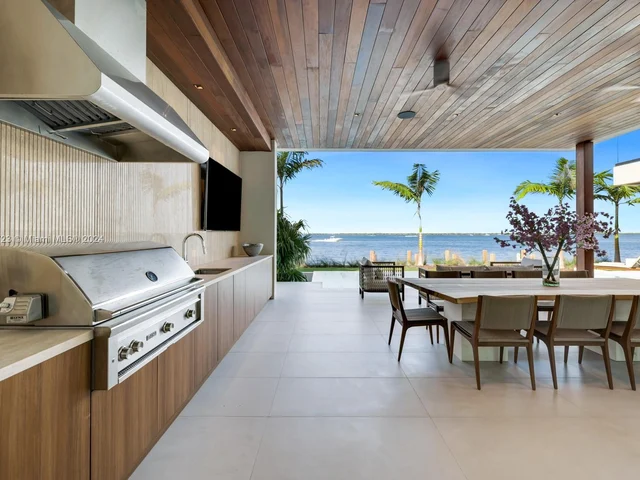 1061 N Venetian Dr, Miami FL 33139