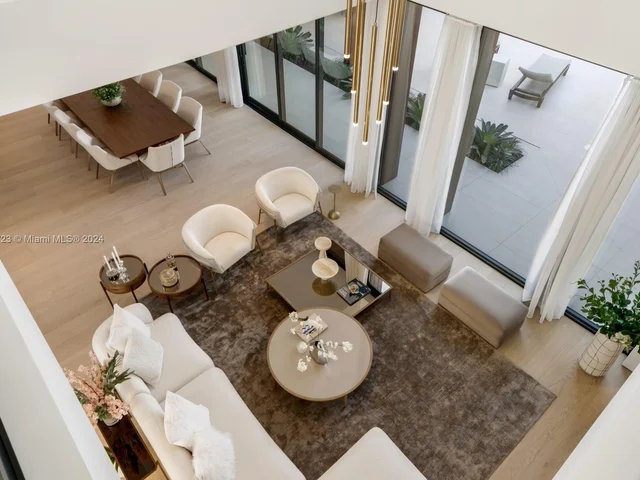 1061 N Venetian Dr, Miami FL 33139