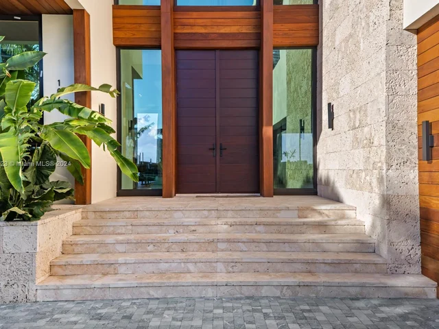 1061 N Venetian Dr, Miami FL 33139