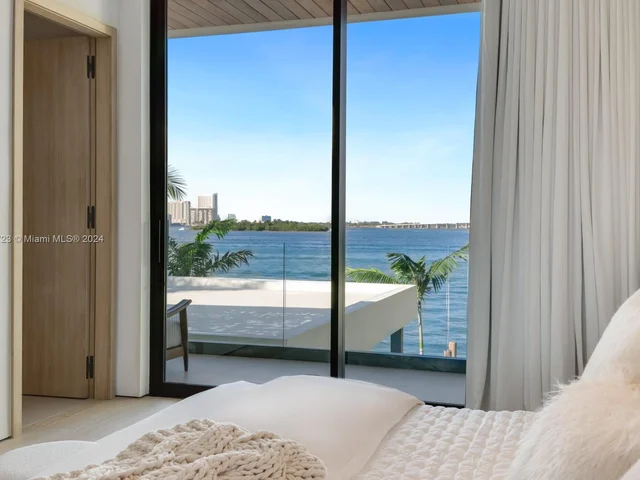 1061 N Venetian Dr, Miami FL 33139