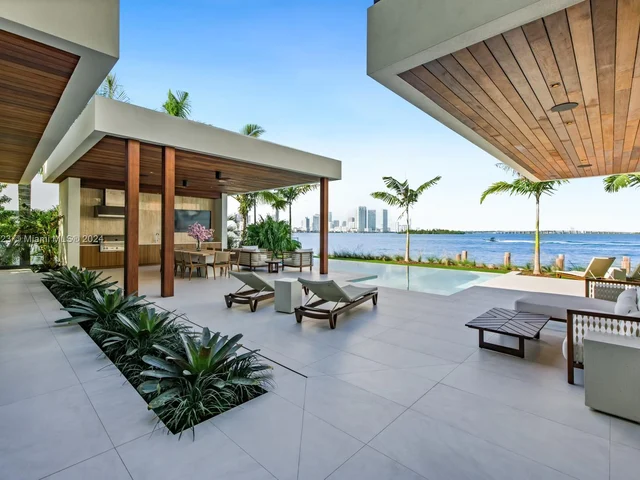 1061 N Venetian Dr, Miami FL 33139