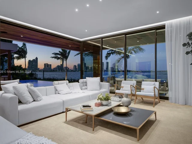 1061 N Venetian Dr, Miami FL 33139