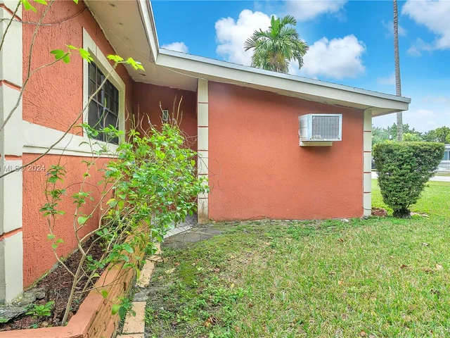 570 NE 172nd St, North Miami Beach FL 33162