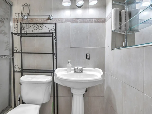 570 NE 172nd St, North Miami Beach FL 33162