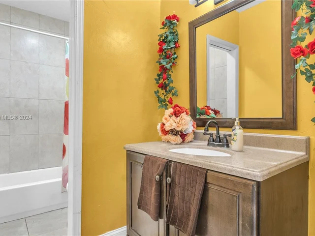 570 NE 172nd St, North Miami Beach FL 33162