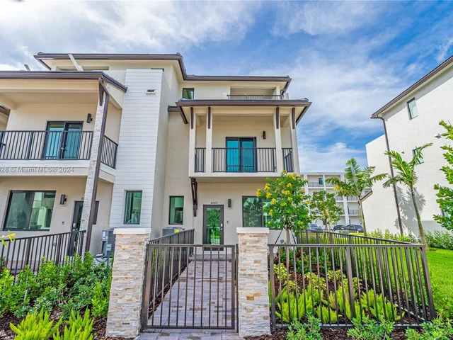 8082 NW 42nd St, Doral FL 33166