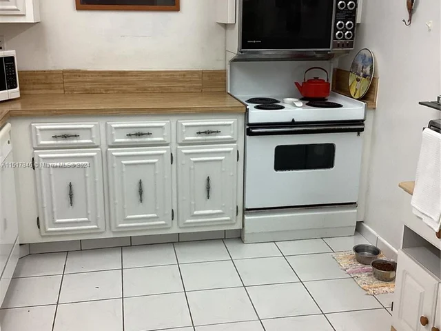 800 Parkview Dr # 819, Hallandale Beach FL 33009