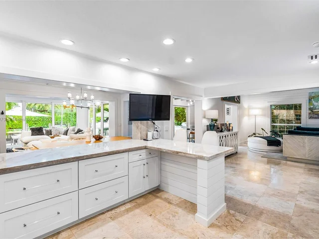 675 Ponce De Leon Dr, Fort Lauderdale FL 33316