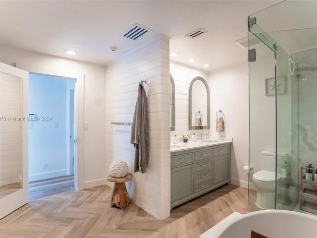 675 Ponce De Leon Dr, Fort Lauderdale FL 33316