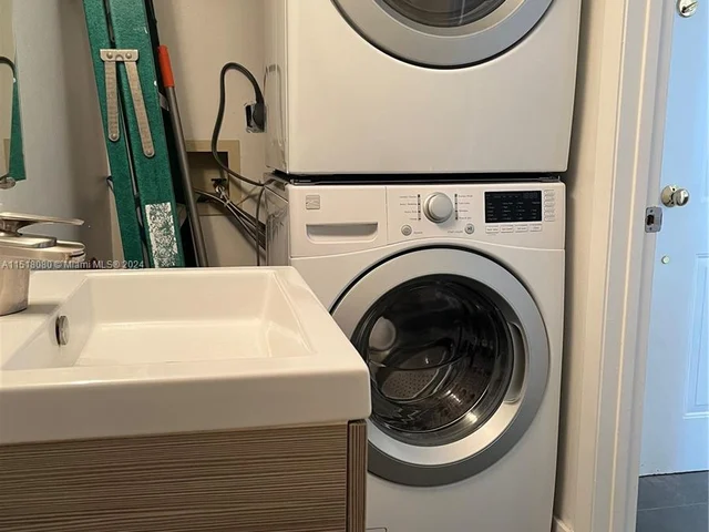 540 Brickell Key Dr # 1620, Miami FL 33131