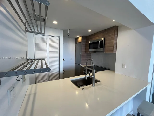 540 Brickell Key Dr # 1620, Miami FL 33131