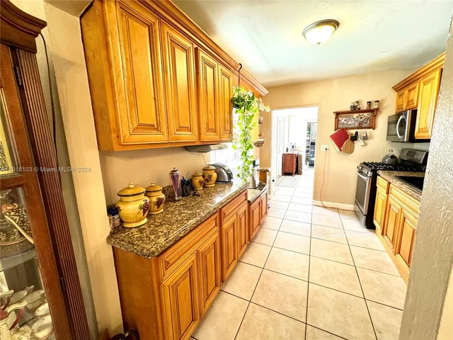 821 E 16th Pl, Hialeah FL 33010