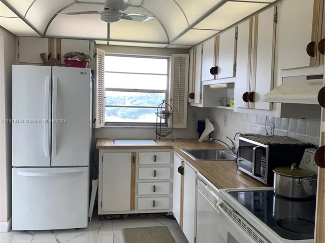 1400 Saint Charles # 820, Pembroke Pines FL 33026