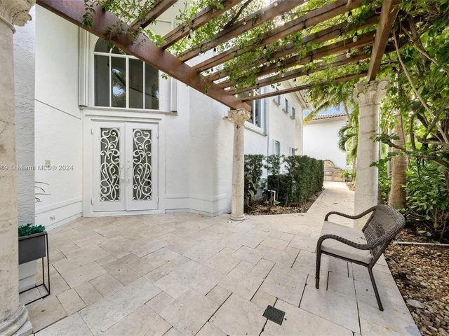 19484 39th Ave, Sunny Isles Beach FL 33160