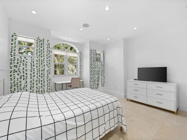 19484 39th Ave, Sunny Isles Beach FL 33160