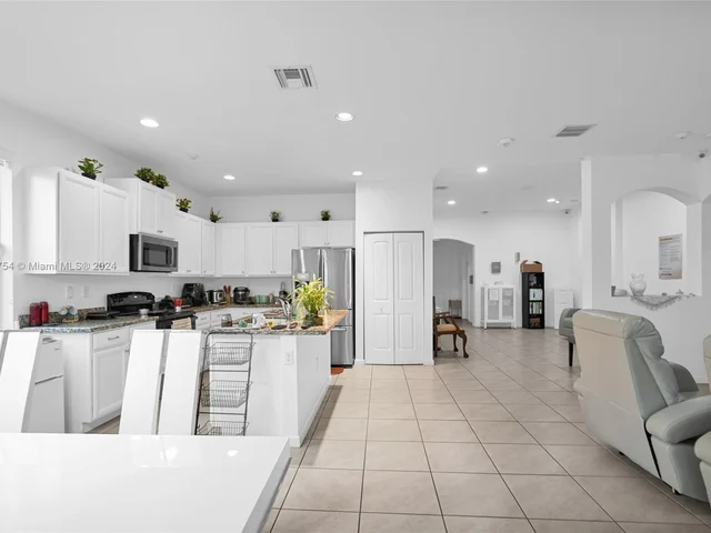 4173 NE 20th St, Homestead FL 33033